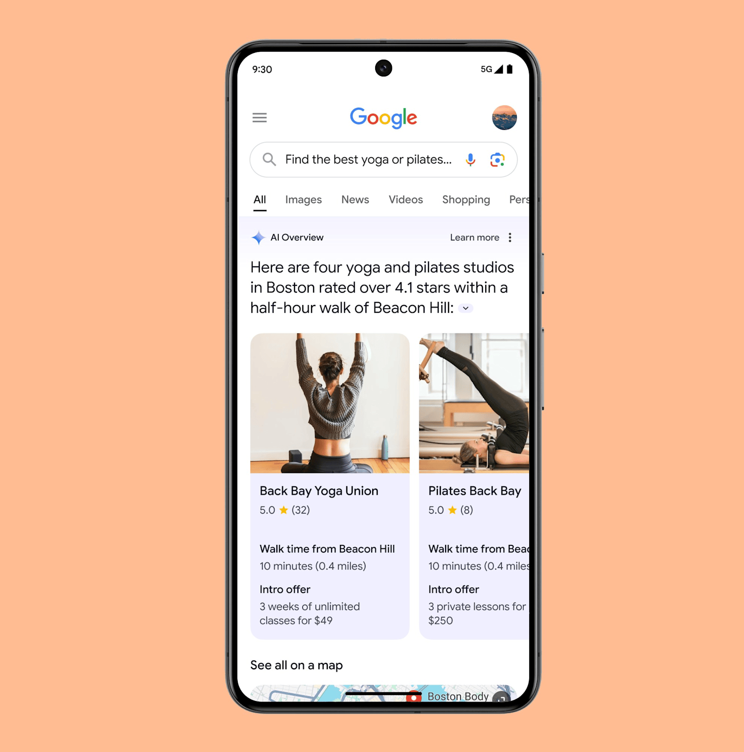 Smartphone zeigt ki-unterstützte google-suchergebnisse für yoga- und pilates-studios mit bildern, bewertungen und angeboten.
